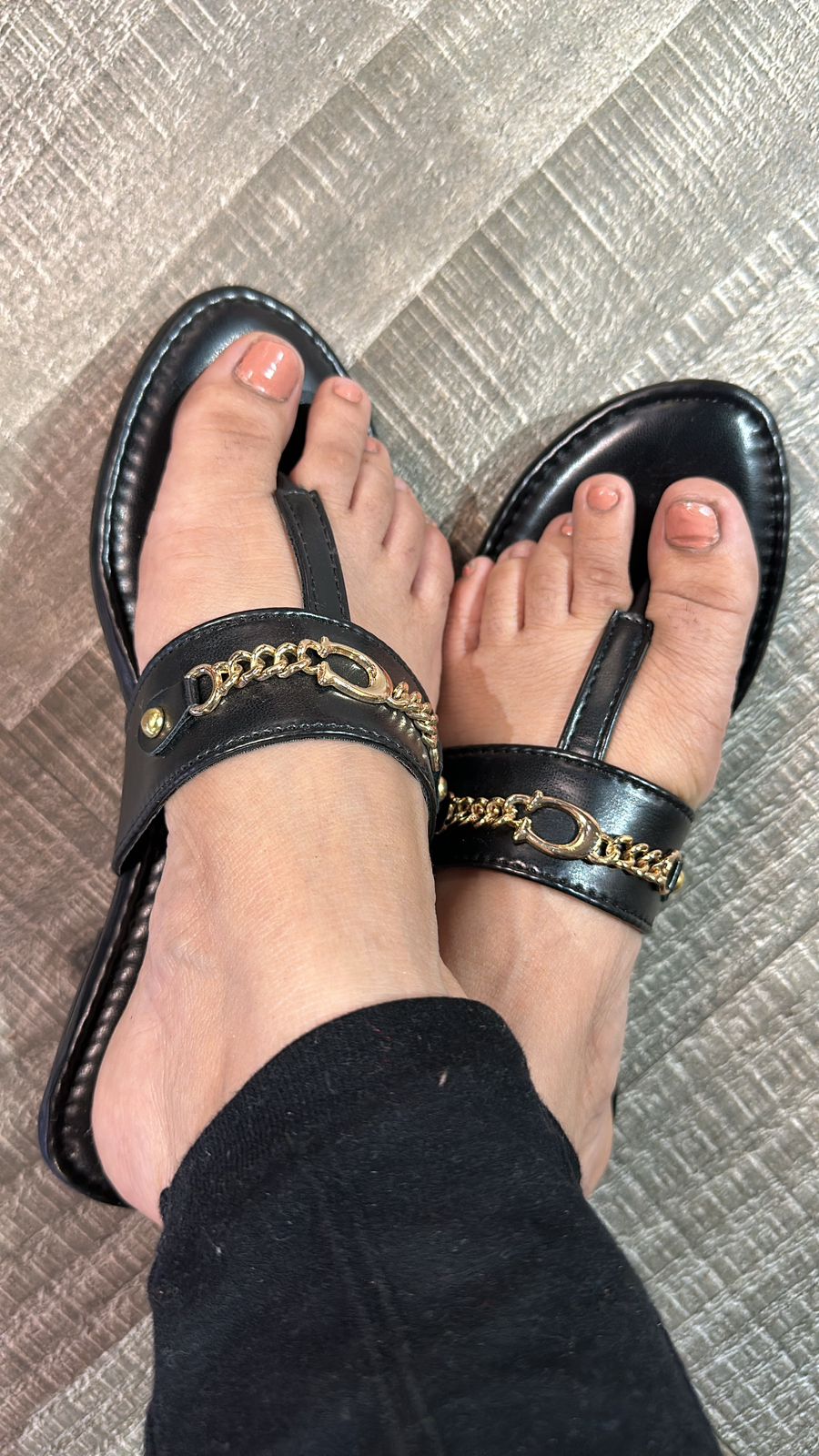 Black coach chain Flats