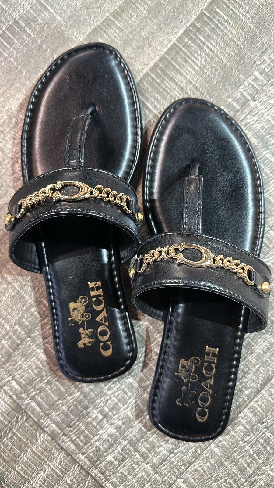 Black coach chain Flats