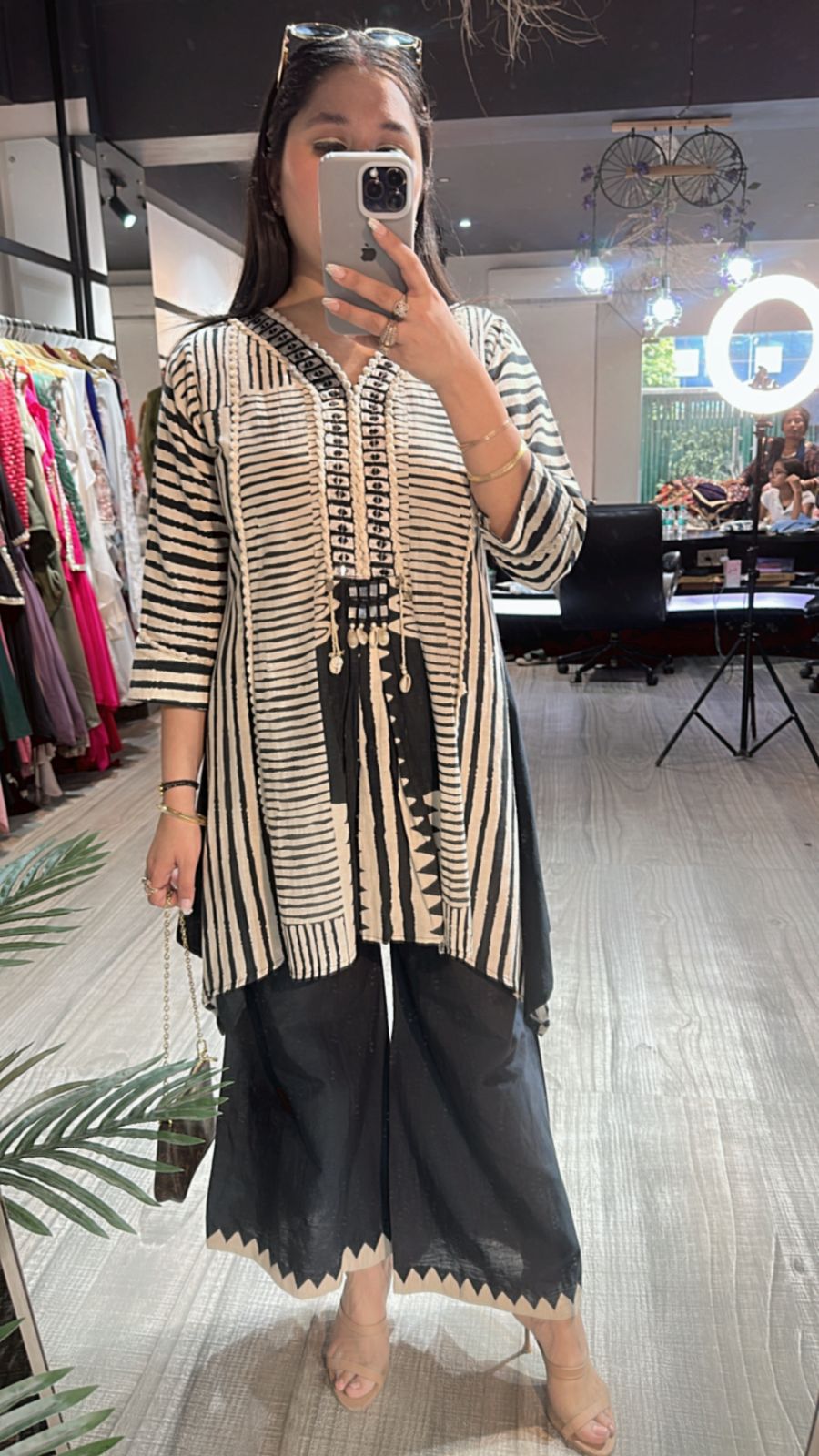 Paheli Black & white corset