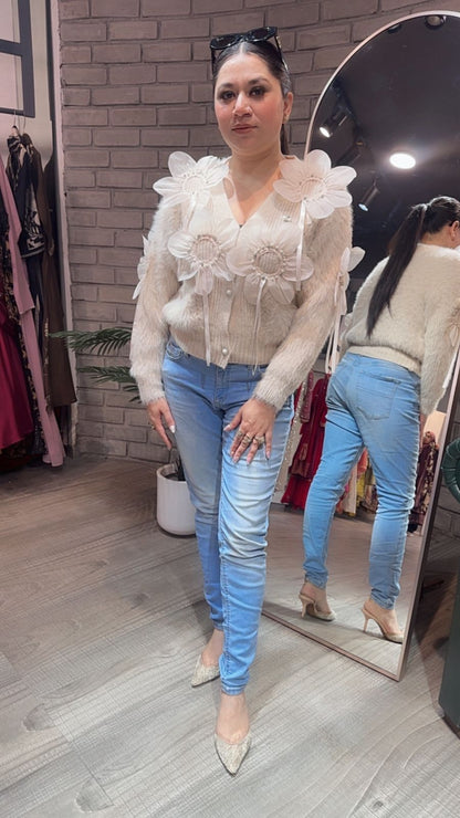 Flowy ivory 3D Sweater